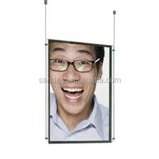 Single Sided Transparente A4 Picture Frame Eco-Friendly Pendurado Acrílico  e Metal Photo Frame Tamanho Personalizável para Presentes