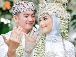 Belum lagi kemunculan ibu kandung nadya mustika, ipah saripah yang menuding nadya durhaka, karena ia tak diundang ke pernikahan. Nadya Mustika Hamil 7 Bulan Rizki Da Jaga Anak Saya
