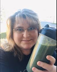 This might sound ridiculous but did I stumble upon some wheat?! Behind it  seems to be Oats too🤔 did somebody throw a way a smoothie grass kit that  took over?🧐