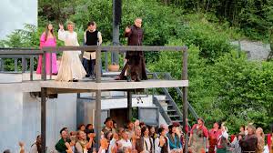 When robin and his moorish companion come to england and the tyranny of the sheriff of nottingham, he decides to fight back as an robin hood: Robin Hood Freilichtbuhne Altusried Kempten