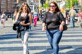 Puisque les seins sont plus galbés, mais dessinent. Fond D Ecran Filles Gens Femme Soleil Sexy Fille Sourire Neerlandais Des Lunettes De Soleil Amsterdam Content Photo Femmes Les Boobies Drole Seins Candide Style Vie De Rue Blond Oops Voir A