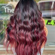 Color de cabello castaño caoba tiene toques de rojo que brillan a la luz del sol. Lleva El Cabello Color Caoba De 20 Formas Diferentes