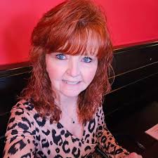 이 보라색 머리 아줌마는 대체 누구야. 그녀는 확실히 돋보였어. ᄏᄏᄏ