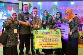 Sekolah standar nasional disingkat ssn adalah sekolah yang memenuhi standar nasional pendidikan (snp) yaitu standar kompetensi lulusan, standar isi, standar proses, standar sarana dan prasarana, standar tenaga pendidik dan kependidikan, standar manajemen, standar pembiayaan. Smpn 1 Pontianak Juara I Lomba Sekolah Sehat Nasional Antara News