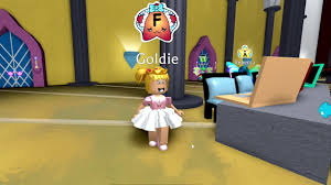 Si actualmente estás jugando a otros juegos roblox puedes utilizar el. Bebe Goldie Rutina De Manana Como Princesa Fail Roblox Royale High Titi Juegos Thewikihow