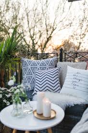 Dein Balkon In Schwarz Weiss Terrasse Dekorieren Balkon Gestalten Balkon Deko