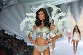 Bella hadid joins gigi as a victoria's secret model. Bella Hadid Says Victoria S Secret Never Made Her Feel Powerful Glamour