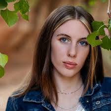 Mandi Adams's Instagram, Twitter & Facebook