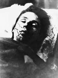 New bonnie and clyde photos show notorious criminals in the days before and after death. Bonnie And Clyde S Death And The Grisly Photos From The Scene