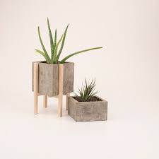 Gartendeko Aus Beton Anleitung Und 33 Kreative Ideen Anleitung Aus Beton Concrete Gartendeko Ideen Kreative Wood Planters Concrete Diy Planter Design
