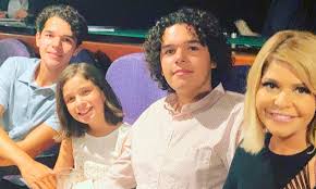 Tras 14 años desde que itatí cantoral y eduardo santamarina decidieron poner punto final a su matrimonio, hasta ahora, la actriz itatí también señaló que su papá, el reconocido compositor roberto cantoral quería mucho a su ex esposo: Los Hijos De Itati Cantoral Y Eduardo Santamarina Cada Dia Mas Parecidos A Su Papa Flipboard