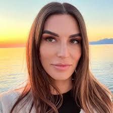 Renee Pierce's Instagram, Twitter & Facebook