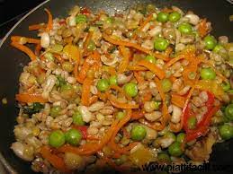 Questa gallery raccoglie tutte le ricette con i legumi che ho provato finora, troverete lenticchie, fagioli, ceci, fave, piselli ed arachidi, consumati freschi o essiccati ma prossimamente ci saranno anche ricette con i meno utilizzati lupini, cicerchie e la soia in abbinamento con i classici cereali o sotto forma di polpette. Insalata Di Cereali E Legumi Piatti Facili