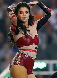 Selena Gomez Is Held High In The Air By Buff Cheerleaders Selena Gomez Hot Selena Gomez Selena Gomez Photos