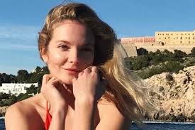 Eniko mihalik born in bekescsaba, hungary, on may 11, 1987, eniko mihalik is best known for being a model. Pucer Fotoval Hianyolja A Balatont Mihalik Eniko