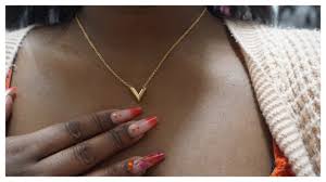 Beauty points sammeln & mit der douglas beauty card von exklusiven vorteilen profitieren. Louis Vuitton Essential V Necklace Unboxing Mod Shots The Luxe Angel Youtube