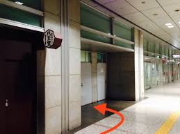 従業 員 入口 わからない