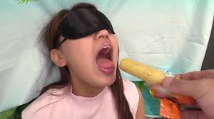 目隠しで口の中身を全部当てれたら賞金！ナンパと勘違いした今時ギャルなまいちゃん(20)がチャレンジ！う○い棒の味を次々言い当てる現代っ子は、チ○ポの味もすぐにわかってしまう！  - XNXX.COM