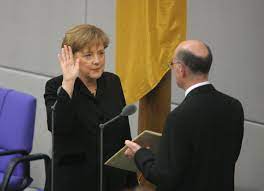 Kabinett merkel i) was the government of the federal republic of germany from 22 november 2005 to 27 october 2009 throughout the 16th legislative session of the bundestag. Konrad Adenauer Stiftung Geschichte Der Cdu Wahl Angela Merkels Zur Ersten Bundeskanzlerin Der Bundesrepublik Deutschland