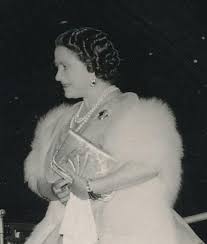 Queen Elizabeth The Queen Mother Wearing Her Diamond And Sapphire Fringe Earrings Her Russian Sapphire Brooch A Thr Princess Elizabeth Queen Mum Queen Mother