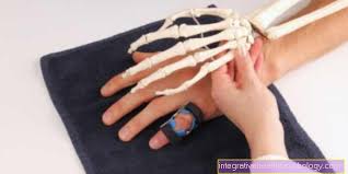 Sambil tangan kanannya menutupi vaginanya dan tangan kirinya menyilang menutupi buah dadanya yang ranum (tidak semua tertutupi sih…),imel berkata, ?rev kamu ngapain, kok belum tidur ??revi berpaling menghadap maminya, ?aku nggak bisa tidur, mami tadi berisik banget. Jari Patah Ortopedik Online