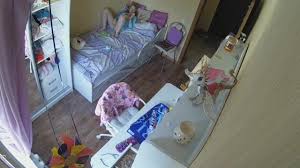 監控偷拍女兒在卧室不關門就自慰,媽媽進來掃地看到了說她不務正業- SOPORN.COM