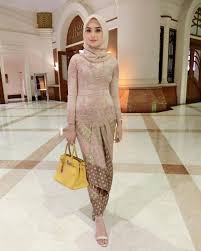 Mengenakan dress organza dan pashmina sambil menggenggam buket bunga juga bisa jadi tema klasik dan vintage yang bagus. 30 Model Kebaya Jawa Modern Tengah Barat Timur Klasik