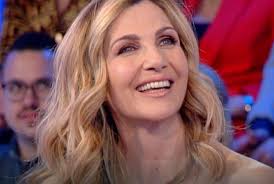 Lorella cuccarini (roma, 10 agosto 1965) è una conduttrice televisiva, cantante, ballerina, attrice, showgirl e conduttrice radiofonica italiana. Lorella Cuccarini Fuori Dalla Vita In Diretta Esplode La Ribellione Sul Web
