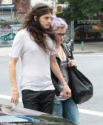 Hours later she surprised fans with a. Kelly Osbourne Shows Her Roots As She Steps Out With Boyfriend Matthew Mosshart Daily Mail Online