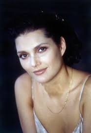 Anna Oxa, e lindur Ilirjana Hoxha, këngëtarja ikonike italiane me  prejardhje shqiptaro-italiane, shkëlqen në një seancë fotografike të vitit  1990 nga Barbara Rombi. ○○○ Anna Oxa, born Ilirjana Hoxha, the iconic  Italian