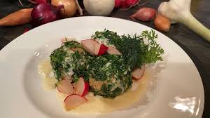 Sie können sich das, was ihnen besonders schmeckt, heraussuchen, beilagen weglassen oder ganz einfach einen salat dazu machen. Wir In Bayern Rezept Schwarzbrotknodel Mit Krautern Und Bergkaseschaum Rezepte Wir In Bayern Br Fernsehen Fernsehen Br De
