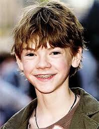 Omg He S So Cute Look At Him And His Braces So Adorable I Just Love This Picture Thomas Brodie Sangster Imagines Thomas Sangster Thomas Brodie Sangster