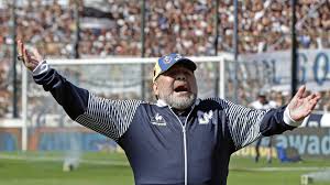 Nie lagen sie näher beisammen als bei diego maradona, der heute seinen 60. Ortsbesuch Bei Gimnasia Trainer Diego Maradona Gott Sitzt Auf Dem Thron Goal Com