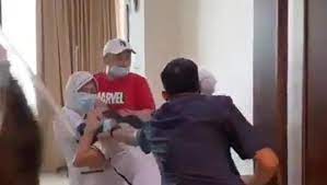 Seperti yang dialami rm effendi (63), warga kecamatan ilir timur (it) ii palembang, yang dianiaya keponakannya sendiri berinisial is (25). Y8xopi0fn0u2nm