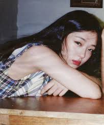 Amber vừa thông báo comeback, fan bàng hoàng thông tin Sulli qua đời