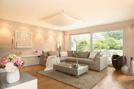 Was immer geht ist den jeweiligen farbton in der aufgehellten oder abgedunkelten variante zu verwenden. 10 Warme Und Moderne Wohnzimmer In Beige Homify