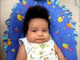 Bebe con pelos parados desorientado, Benjamin Josias