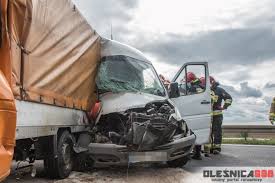 Ten drugi podejmuje próbę wyprzedzenia aut prawym pasem. Wypadek Na S8 Pod Wroclawiem Bus Staranowal Sluzbe Drogowa Zdjecia Gazeta Wroclawska