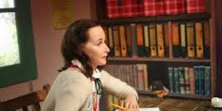 Begitu seseorang menyalakannya, aku pergi ke perpustakaan dan membaca buku. 30 Kata Kata Mutiara Anne Frank Tentang Kehidupan Menginspirasi Dan Menguatkan Merdeka Com