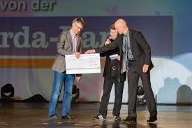 Freiburg Turngala 2016 2017 Nach Glanzvoller Premiere In Schwenningen Auch In Freiburg Begeistert Gefeiert 15 000 Euro Scheck Der Sparda Bank Baden Wurttemberg Fur Die Forderung Des Kinderturnens Im Badischen Turnerbund Regiotrends