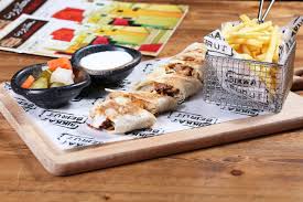 الحل المناسب لجميع الأذواق هي الشاورما الشهية لدى سكة بيروت beef or chicken you ll never go wrong with sikkat beirut s shaw best fruit salad food arabic food
