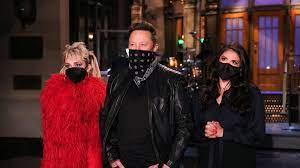 Each episode of saturday night live, typically hosted by a celebrity or person of cultural importance, also showcases a featured musical guest. Ky900yhertpaam