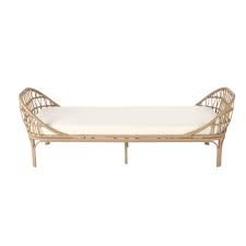 Lit De Jardin En Resine Imitation Rotin Et Toile Blanche Agatha Maisons Du Monde En 2020 Lit De Jardin Maison Du Monde Chaise Longue Jardin