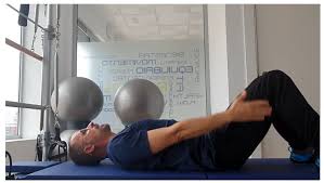 Toma una colchoneta y acuéstate en ella, boca abajo. Video De Maxifisioterapia Ejercicios Para El Dolor De Espalda Fisioterapia En Cartagena Maxifisioterapia