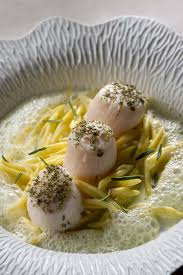 Les Saint Jacques A L Emulsion De Romarin Aux Petites Pates Food Inspiration Food Food Presentation