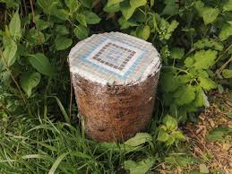 Mosaik Garten Diy Baumstamm Wird Zum Mosaik Garten Hocker Mamahoch2 In 2020 Mosaik Baumstamm Mosaikmuster