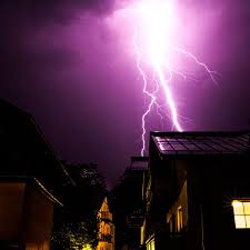 Baden bei gewitter in der badewanne der strom fliesst in allen richtungen vom einschlagspunkt weg. Sauerei Wahrend Gewitter Toilette Explodiert Weil Der Blitz Eingeschlagen Hat Bunte De