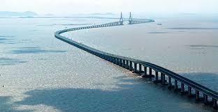 Förbindelsen består av en 7,8 km lång brodel med tillfarter; Hogst Langst Och Vackrast Har Ar Varldens Fem Haftigaste Broar Byggnadsarbetaren