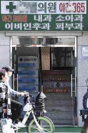 '펜타닐 패치'는 아편, 모르핀과 같은 아편 계열의 마약성 진통제로, 말기 암 환자 등이 통증을 완화하고자 투약할 정도로 모르핀보다도 중독성이 강하다. ëª¨ë¥´í•€ 100ë°° ë§ˆì•½ì„± ì§„í†µì œ ì˜ì‚¬ ì²˜ë°©ì— 7ë¶„ë„ ì•ˆ ê±¸ë ¸ë‹¤