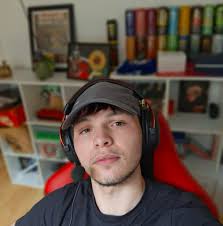 Avis que ce dce et cette carte? Soit je fais cruyff soir j'économise pour  Cantona 94. Merci